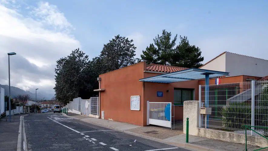Une-premiere-en-france-dans-les-pyrenees-orientales-contre-le-covid-les-ecoles-de-st-paul-de-fenouillet-optent-pour-une-decontamination-par-ultraviolets-et-ne-ferment-aucune-classe-en-deux-ans_25-0